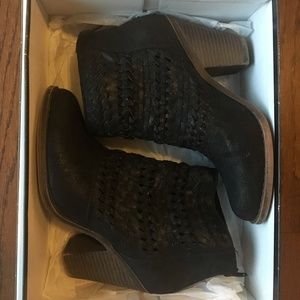 Fergalicious Women's Wanderer Ankle Boot Black 6.5